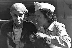 Медсестра Маген-Давид адом помогает новой репатриантке в Хайфском порту. 1950 г. Фото Т. Брауна. Государственное бюро печати. Израиль.