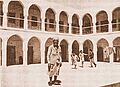 Внутренний двор средневековой двухъярусной синагоги «Ал-Хариба» (`дивная`) в деревне Хара-Загира. Фото 1960-х гг. Коллекция М. Кипниса. Иерусалим.