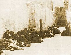 Группа нищих евреев, выходцев из Марокко, у Западной стены (1926-27). Коллекция П. Хейна. Иерусалим.