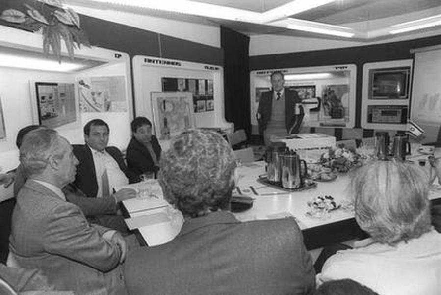Премьер-министр Израиля Ш. Перес (слева) посещает предприятие концерна «Эльбит». Декабрь, 1984 г. Фото Г. Ханания. Государственное бюро печати. Израиль.